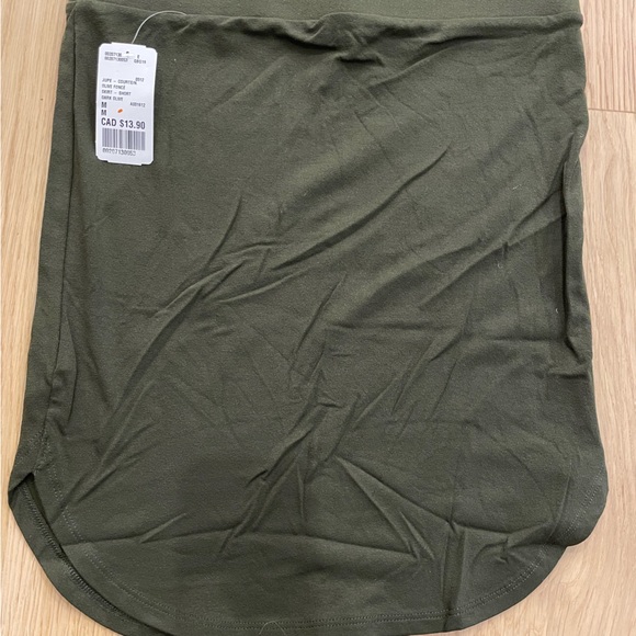 Green skirt - Picture 1 of 2